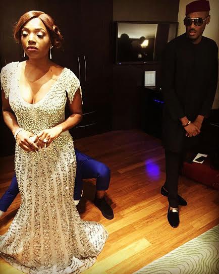 Caught In The Act! What Is 2Face Staring At? (Photo)
