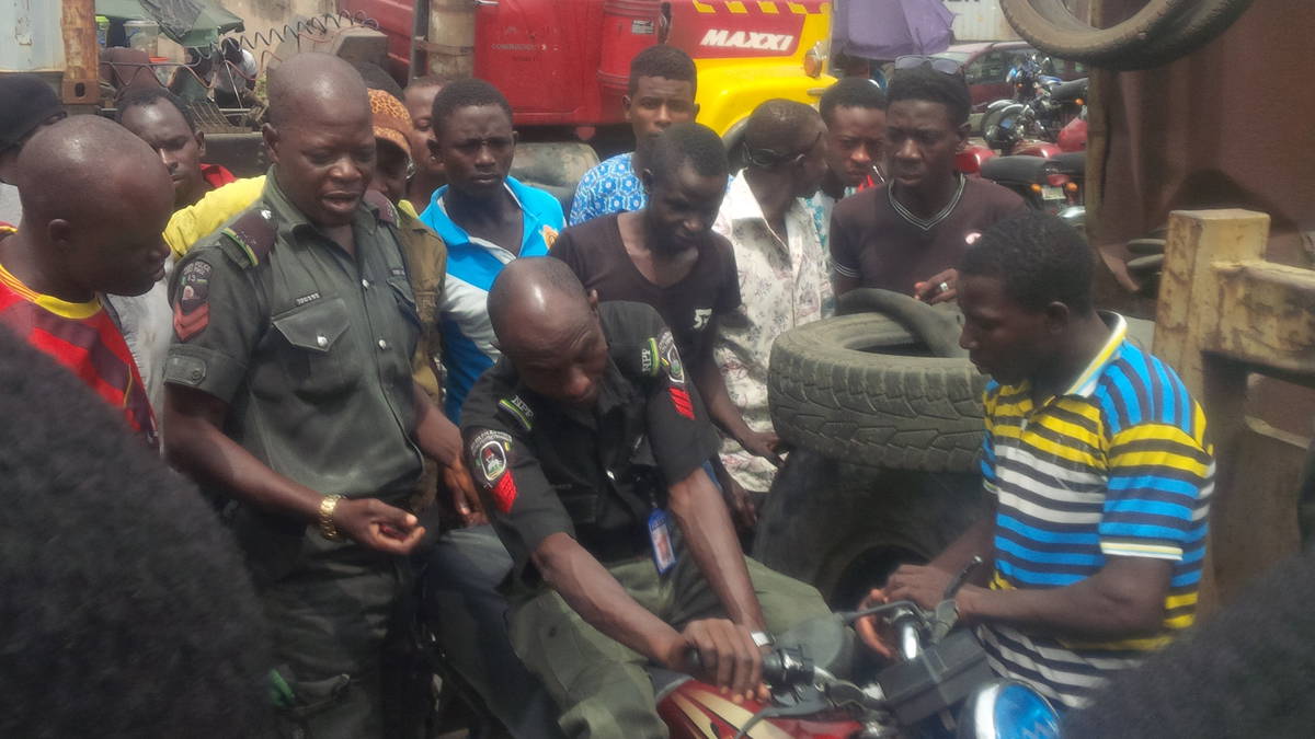 Drunk Police Officer Embarrasses Himself In Lagos (Photos)