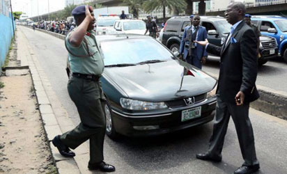 Gov. Fashola confronts senior military officers driving on BRT lane