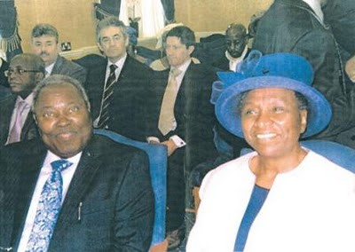 Pic of pastor Kumuyi and his new wife. Explains why he re-married