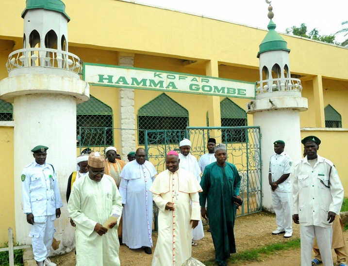 Catholic Archbishop holds peace meeting with Muslim clerics in mosque (Photos)