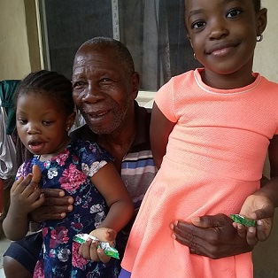 Meet African China’s Ageing Father As He Blessed His Kids (Photos)