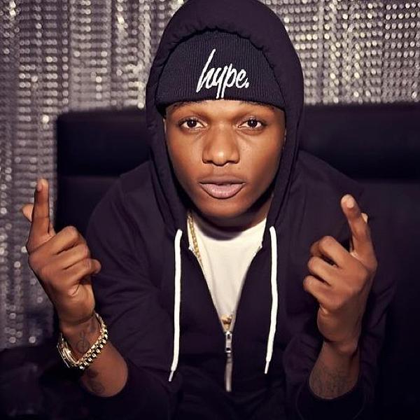 Wizkid Honours Victims Of Ojuelegba Bridge Accident, Mobbed On Stage