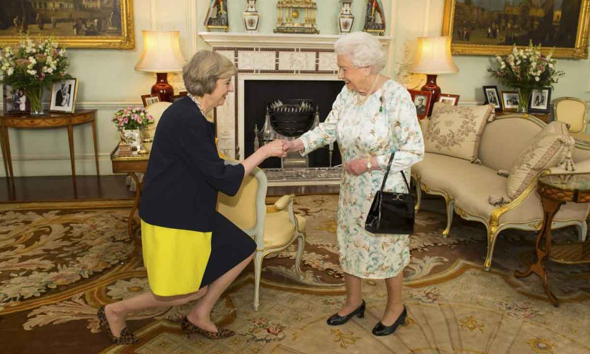 PHOTOS: Theresa May, New UK PM, Kneels Before Queen Elizabeth II