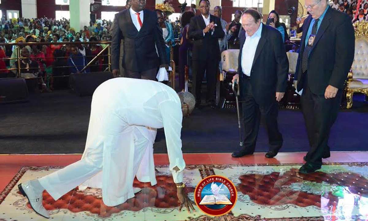 Pastor Ayo Oritsejafor Prostrates For Foreign Pastor (Photos)