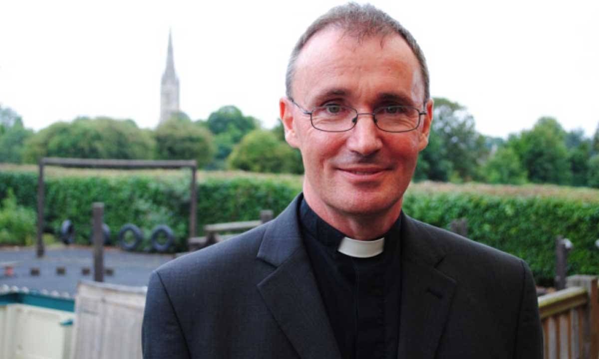 Church of England Publicly Welcomes First Gay Bishop