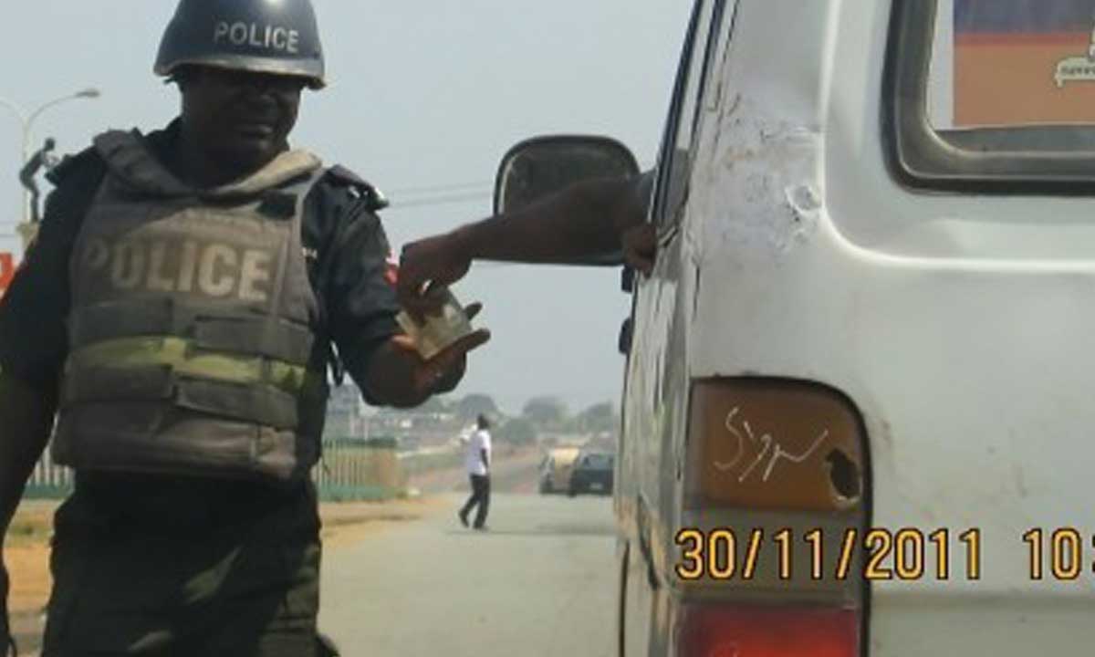 17 policemen Caught Taking Bribe in Lagos
