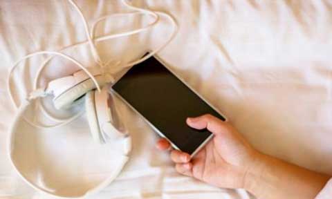 5 Dangers Of Sleeping Near Your Cell Phone
