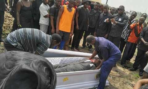 Photos/Video: Mortuary Attendants Seize Corpse From Funeral Over Unsettled Bill