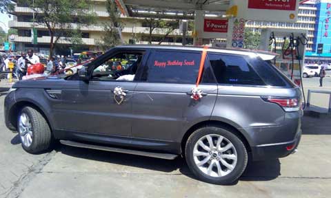 Man Presents Brand New Range Rover to His Wife Inside Traffic (Photos)