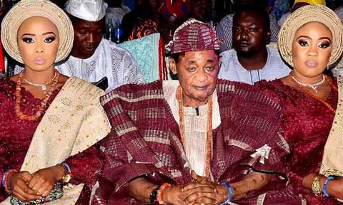 Alaafin Of Oyo’s Wives Who Both Gave Birth To Twins Are Best Friends—How They Make Him Happy