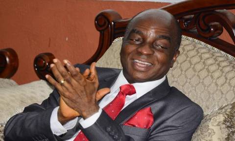 How Unknown Man Grabs Bishop Oyedepo’s Feet On The Pulpit